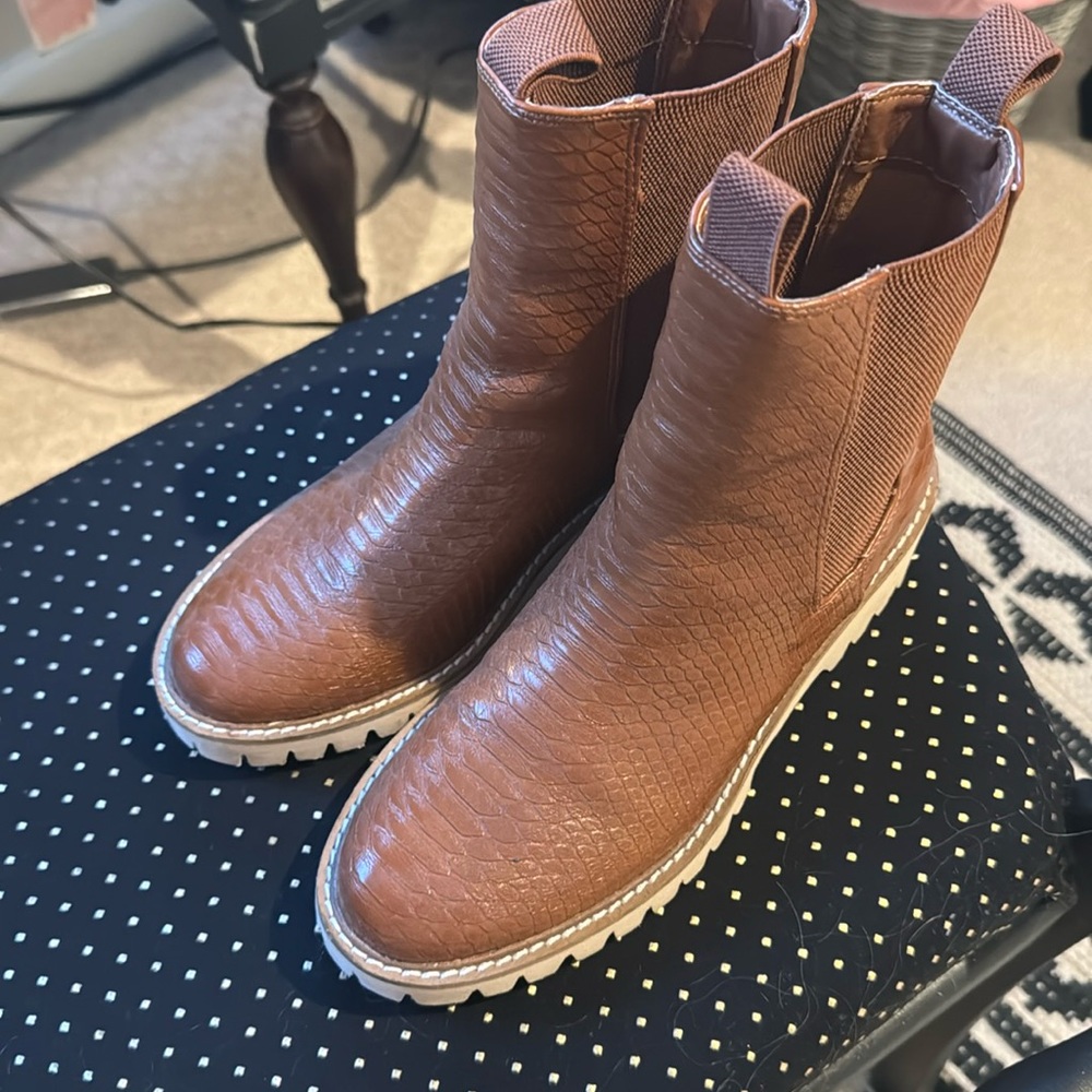 Arula brown crocodile pattern boots